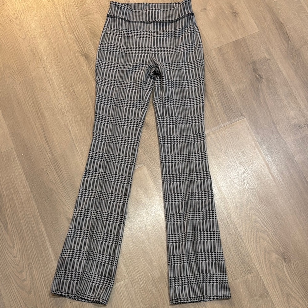 ALO Yoga Black and White Leggings with High Waist and Pinstripe Design
